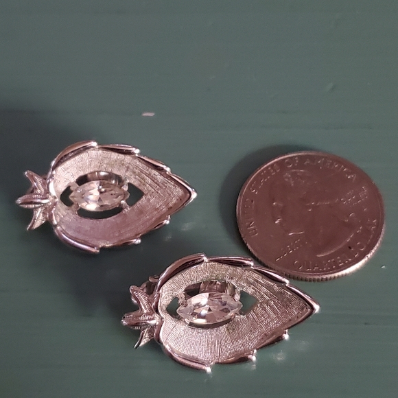 Vintage Clip-on Earrings - Picture 3 of 6
